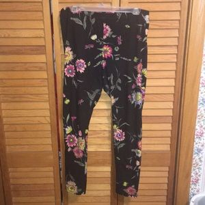 Old Navy black floral leggings. Size: XL